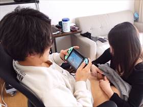 【個人撮影】ゲームに夢中の彼氏に手コキする彼女、彼女のテクに堪らず射精してしまう彼氏の図。